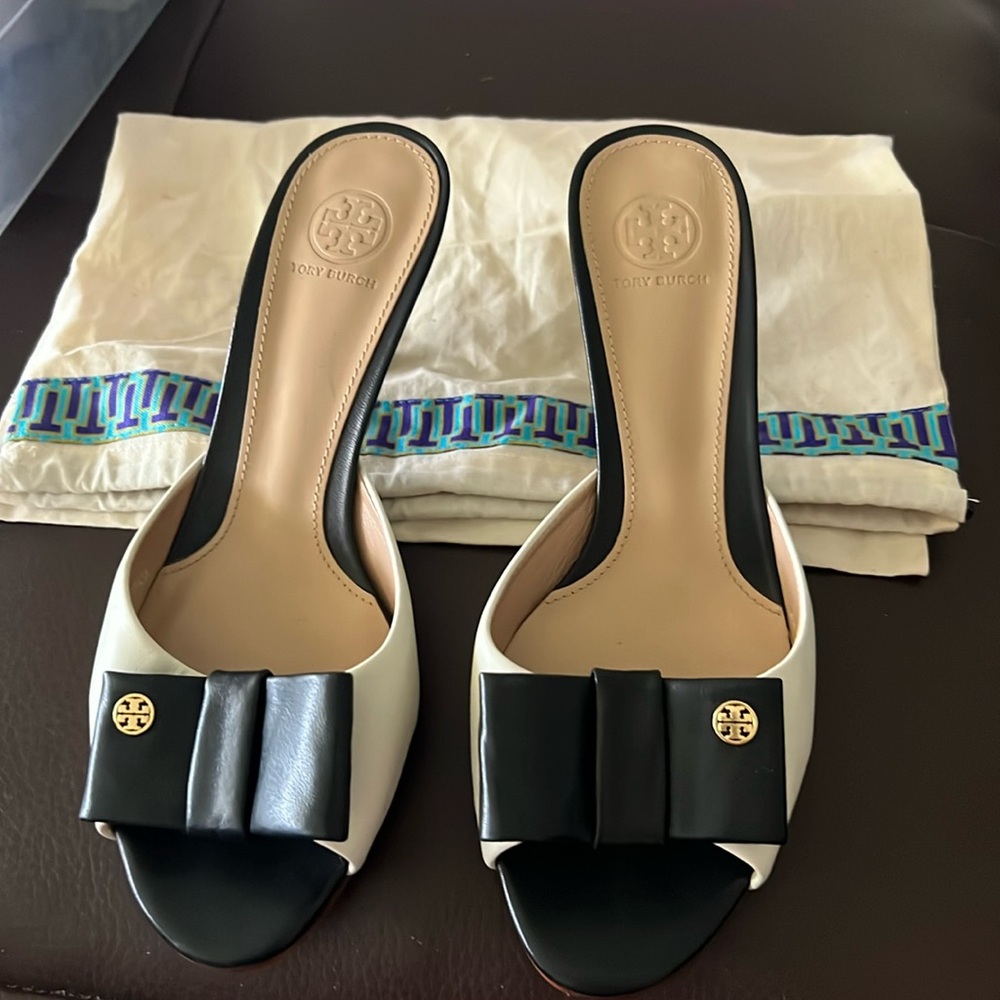 Women 2inch heel slide, black and cream color.